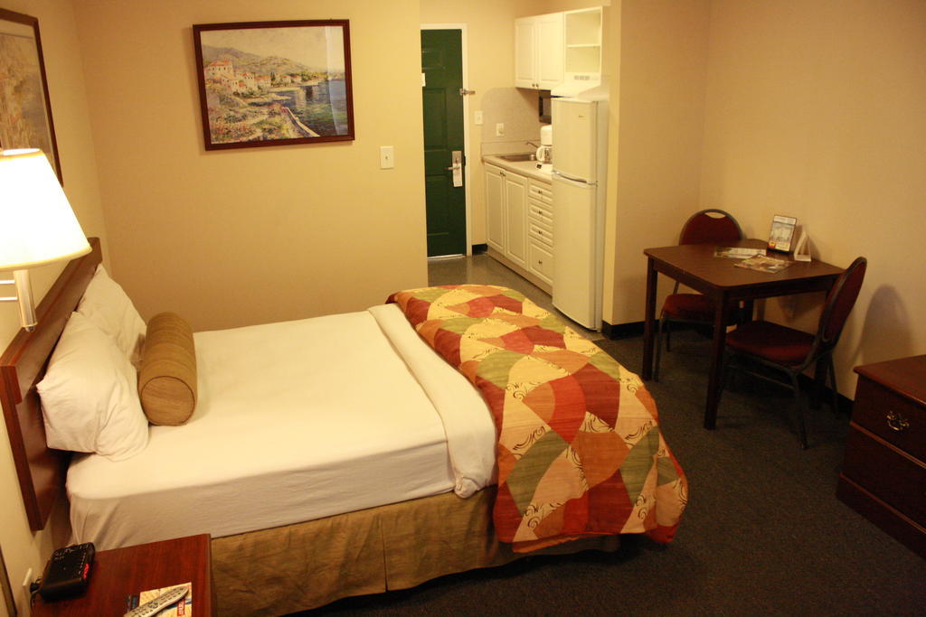 Intown Suites Extended Stay Select Hampton Va Номер фото