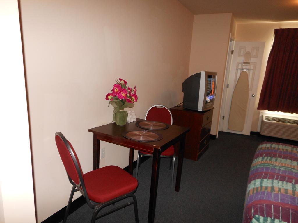 Intown Suites Extended Stay Select Hampton Va Номер фото